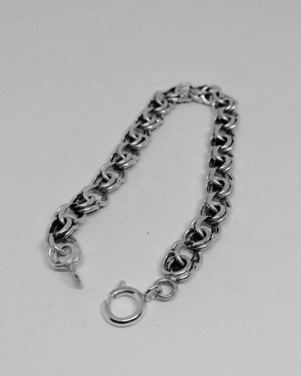 bracelet argent avec maillon creux et motif de fleur, vers 1900.