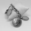 bracelet argent avec pièces de monnaies en breloques vers 1930