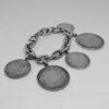 bracelet argent avec pièces de monnaies en breloques vers 1940