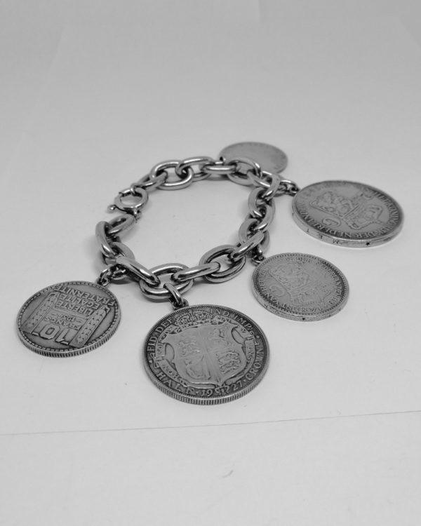 bracelet argent avec pièces de monnaies en breloques vers 1940