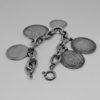 bracelet argent avec pièces de monnaies en breloques vers 1940