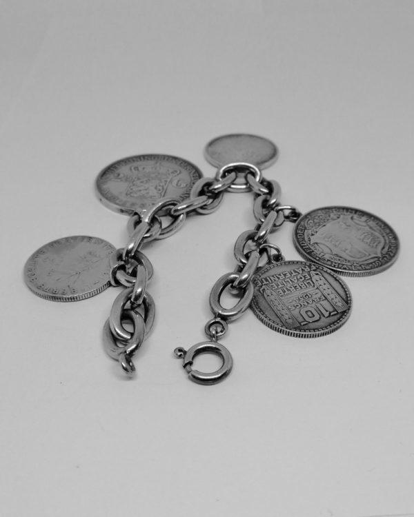 bracelet argent avec pièces de monnaies en breloques vers 1940