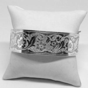 bracelet argent jonc avec motifs floraux vers 1920