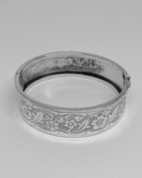 bracelet argent jonc avec motifs floraux vers 1900-20.