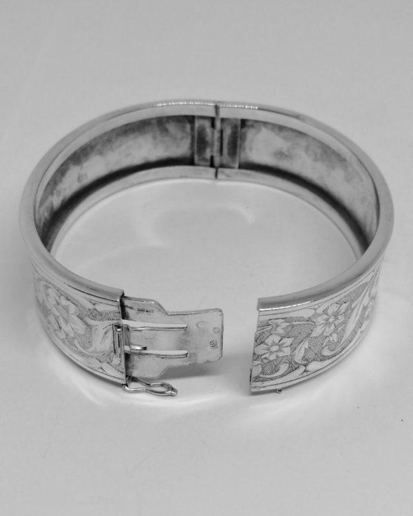 bracelet argent jonc large avec motifs floraux vers 1900-20.