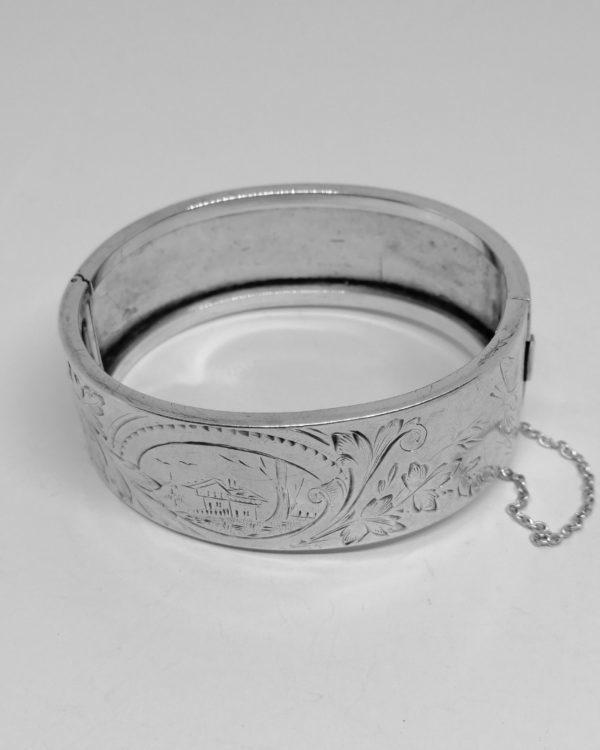 bracelet argent avec décor d'un chalet jonc large vers 1920.