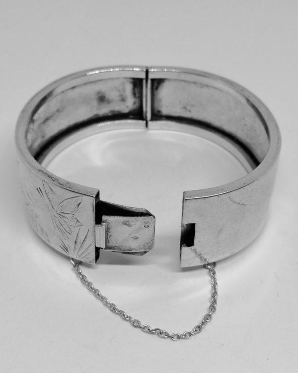 bracelet argent jonc large avec décor d'un chalet de montagne vers 1920.