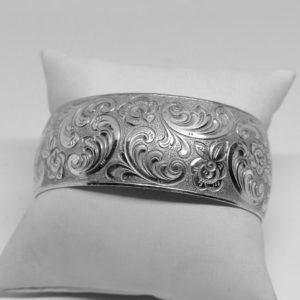 bracelet argent jonc ouvert avec décor floraux vers 1920.