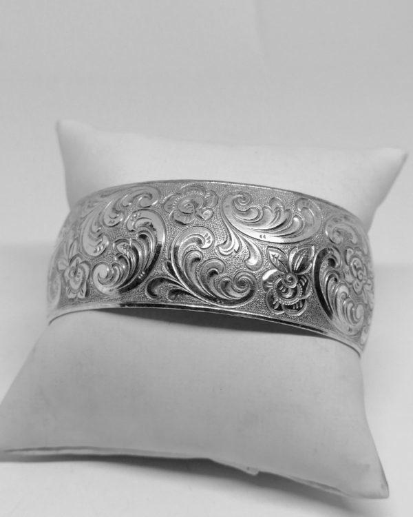 bracelet argent jonc ouvert avec décor floraux vers 1920.