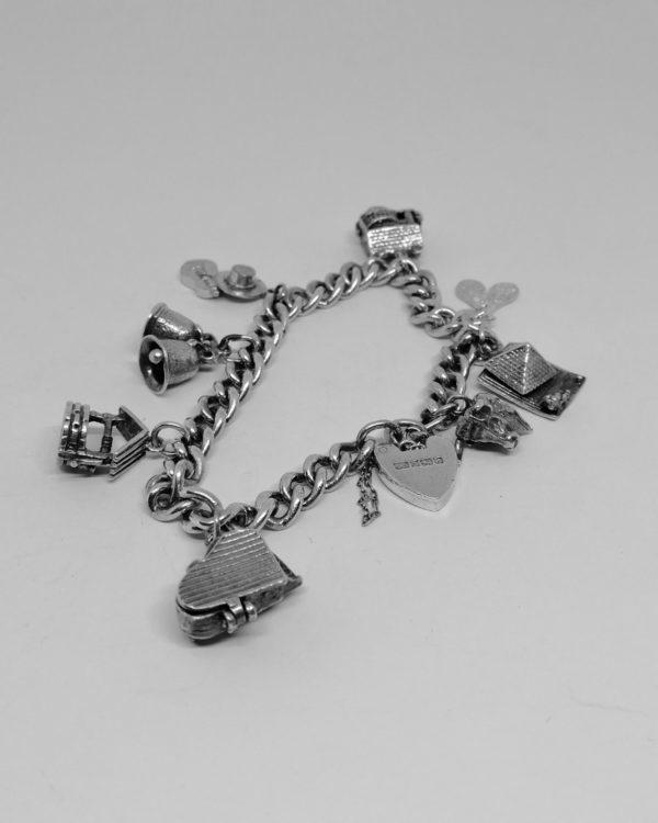 bracelet argent avec huit petites breloques 1975