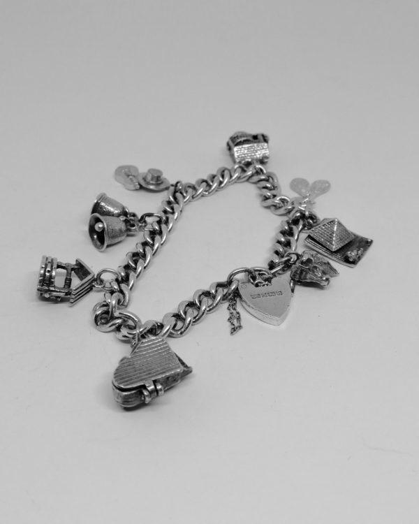 bracelet argent avec huit petites breloques 1975