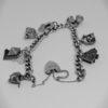 bracelet argent Anglais vers 1975 avec huit breloques.