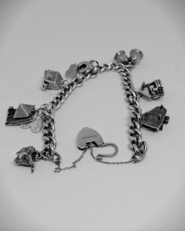 bracelet argent Anglais vers 1975 avec huit breloques.