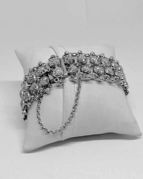 bracelet argent avec maille emboutie et travail de facettes en pointes vers 1900.