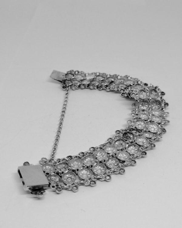 bracelet argent avec maille emboutie et travail de facettes en pointes vers 1900.