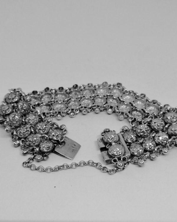 bracelet argent avec maille emboutie et travail de facettes en pointes vers 1900.