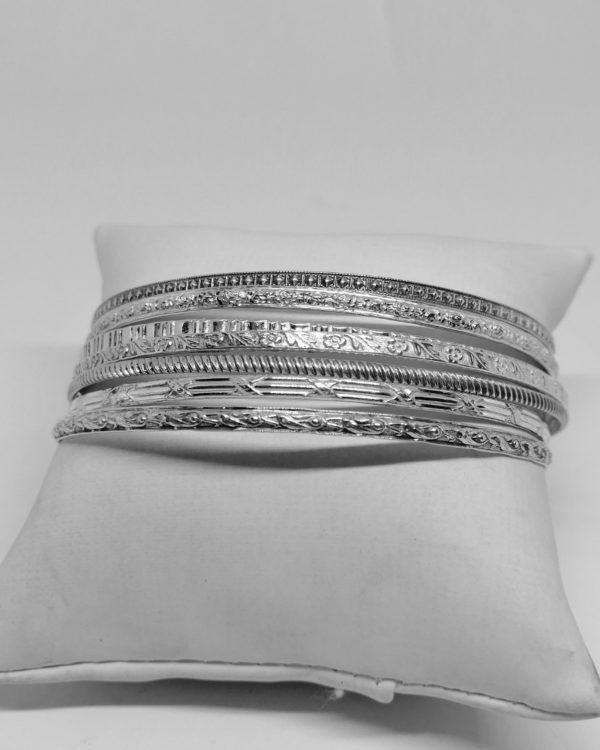 bracelet argent semainier avec décors végétaux et frises, vers 1920.