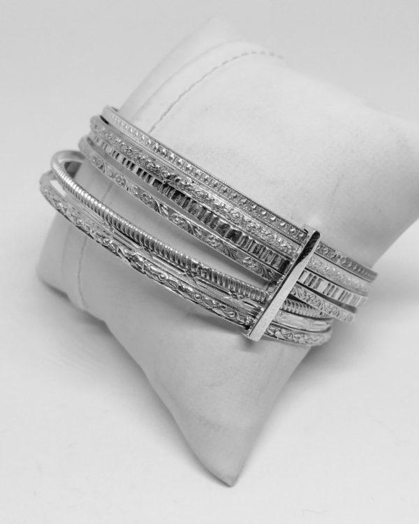 bracelet argent, semainier avec décors végétaux et frises vers 1920.