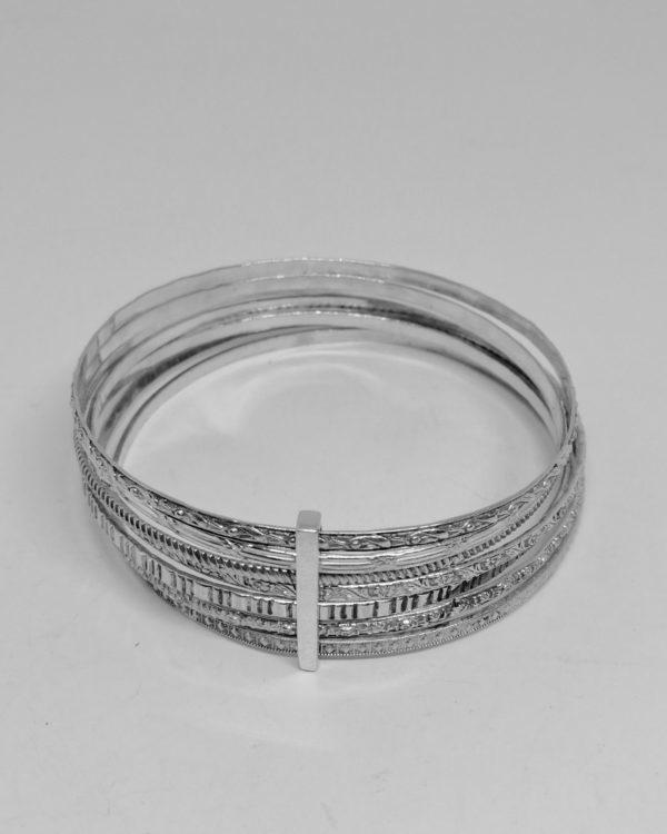 bracelet argent semainier, avec décors végétaux, et frises vers 1920.