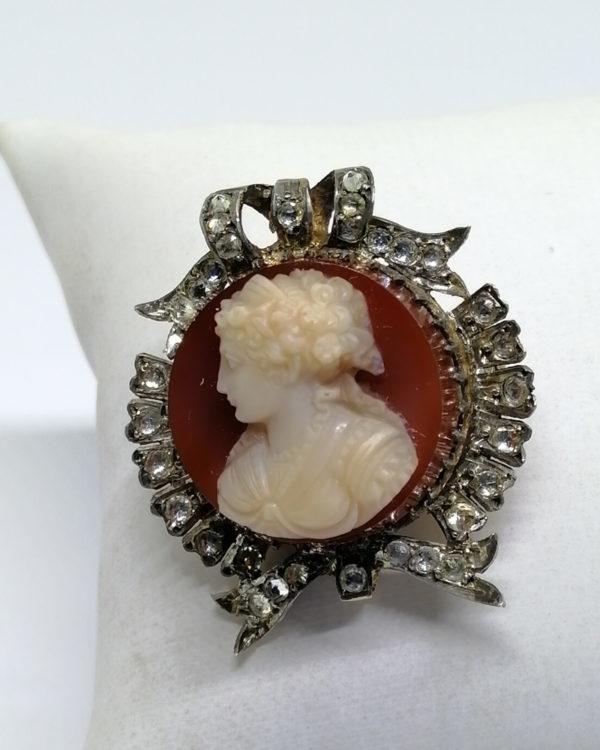 broche en argent vermeil, avec camée sur agate portrait de femme, vers 1880.