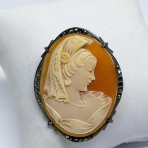 broche/pendentif en argent avec camée portrait de femme à la coiffe, vers 1930-40.