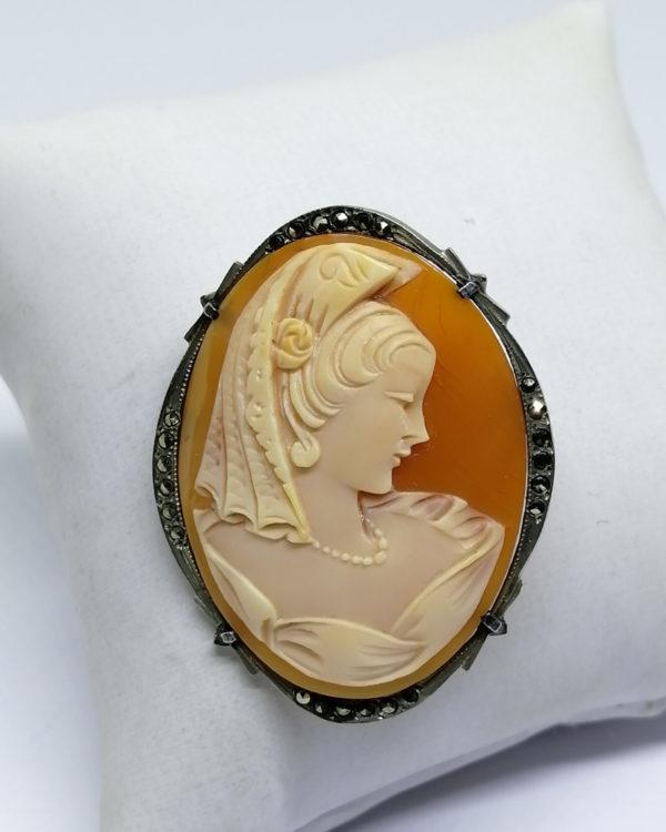 broche/pendentif en argent avec camée portrait de femme à la coiffe, vers 1930-40.