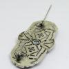 broche argent monture ajourée et pavage de marcasites également pierres bleu de synthèse, art déco, vers 1930.