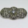 broche argent monture ajourée et pavage de marcasites pierres bleu de synthèse, époque art déco.