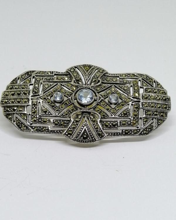 broche argent monture ajourée et pavage de marcasites pierres bleu de synthèse, époque art déco.