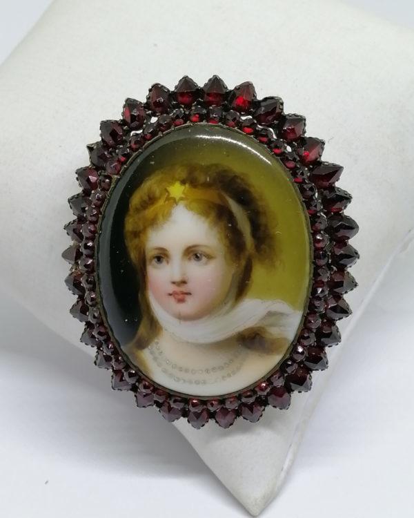 broche en pomponne avec porcelaine peinte et srtie de rangs de grenats naturels, vers 1880.