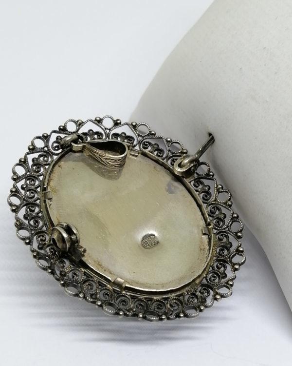 broche/pendentif en argent avec peinture miniature représentant un iris vers 1920.