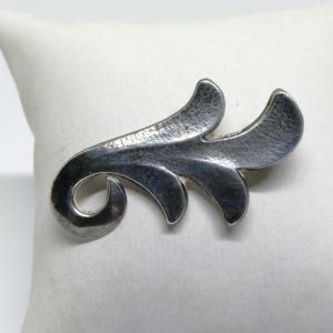 broche argent feuille stylisée et martelée signé Delavan, vers 1930.