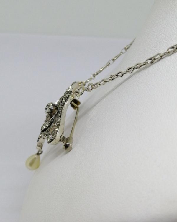 broche/collier en argent, avec pavage de pierres blanche et en pampille une perle d'imitation en goutte vers 1880-1900.