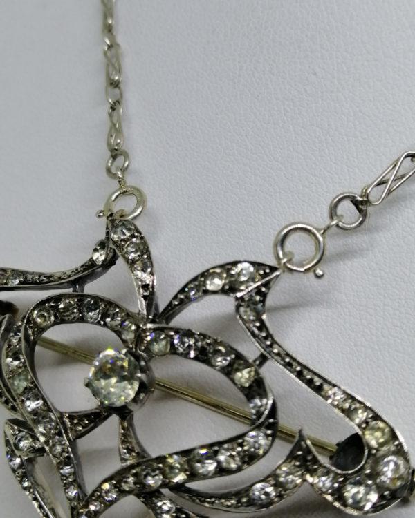 broche/collier en argent , avec pavage de pierres blanche et en pampille une perle d'imitation en goutte vers 1880-1900.