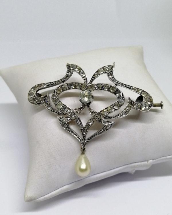broche/collier en argent avec pavage de pierres blanche et en pampille une perle d'imitation avec sa chaîne argent époque art nouveau vers 1880-1900.