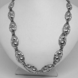 collier argent maillon plat estampillé vers 1920.