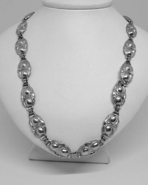 collier argent maillon plat estampillé vers 1920.