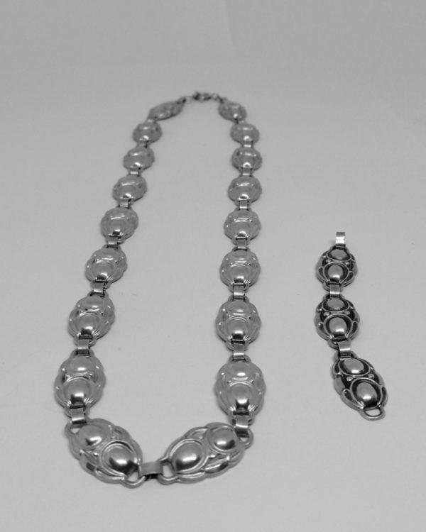 collier argent avec maillon plat estampillé vers 1920-25.