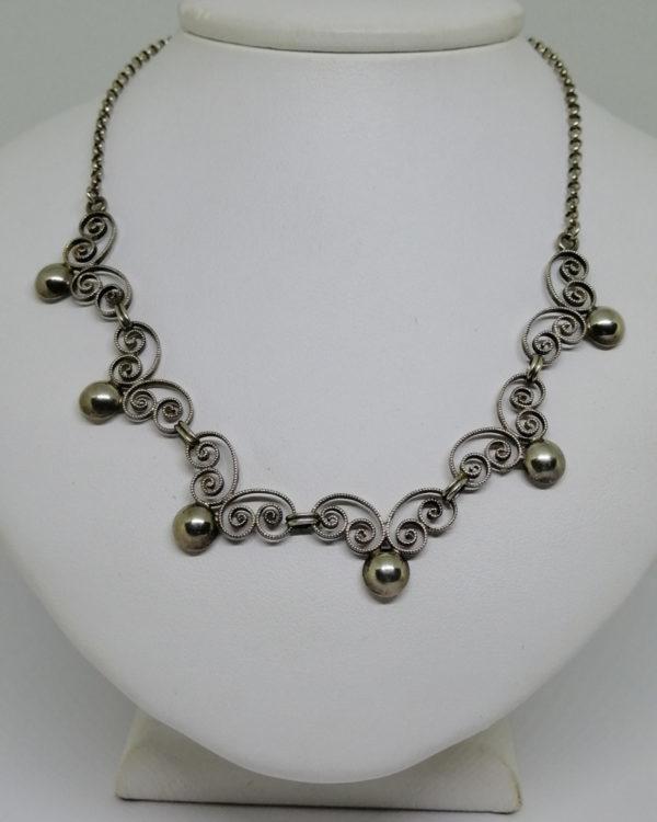 collier en argent avec maillon arrondies et perlés vers 1920-30.