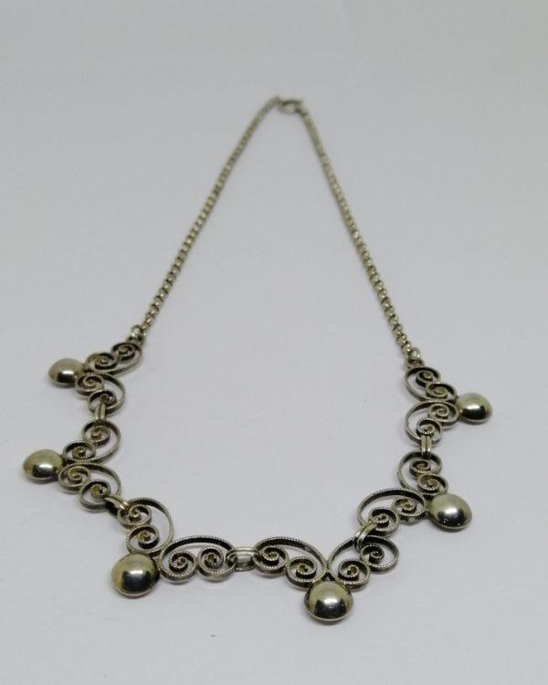 collier en argent avec maillon arrondi et perlé finition avec demi-sphère travail Allemand vers 1920-30.