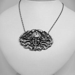 collier argent et métal typique de l'art nouveau avec visage