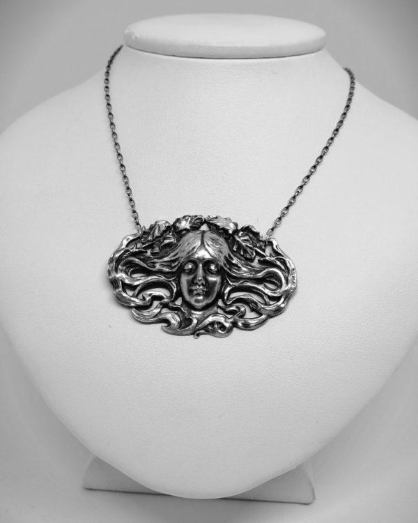 collier argent et métal typique de l'art nouveau avec visage