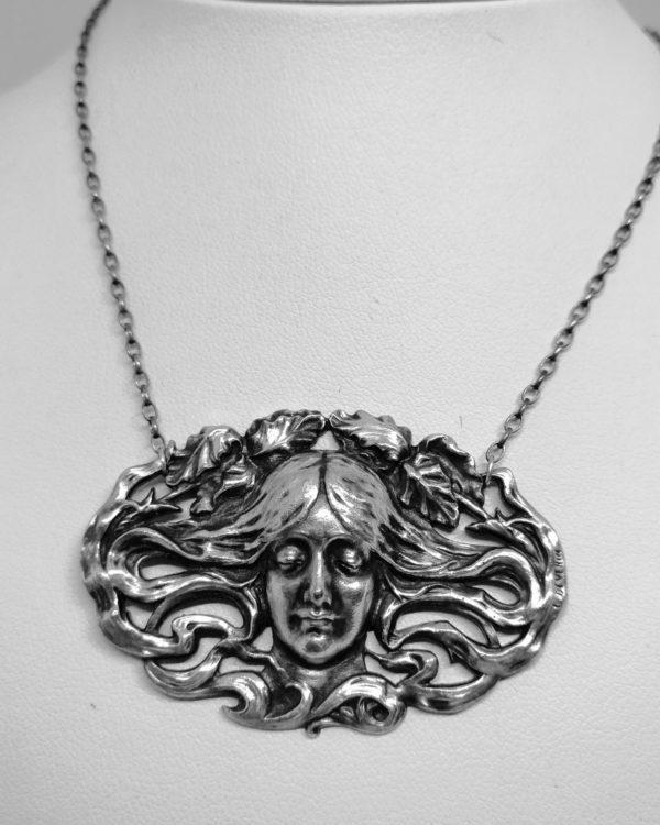 collier argent et métal argenté avec visage typique de l'art nouveau