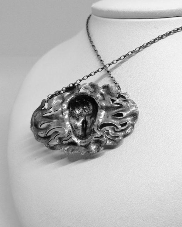 collier argent et métal argenté avec visage typique de l'art nouveau , vers 1900