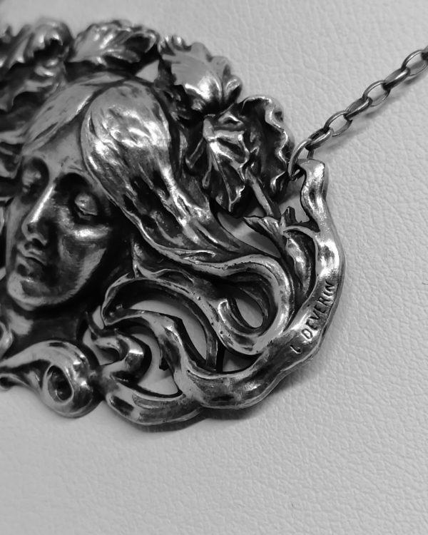 Collier argent et métal argenté avec visage typique de l'art nouveau vers 1900