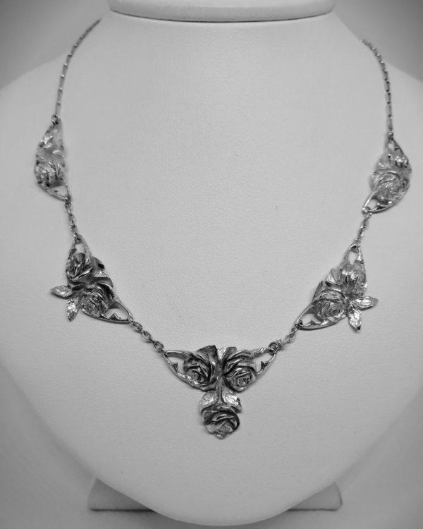 collier argent modèle de roses rare vers 1900