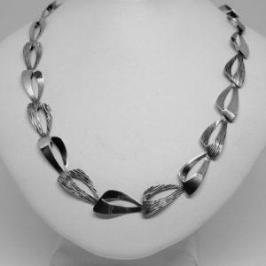 collier argent avec maillon plat vintage vers 1960