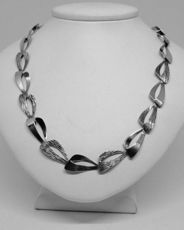 collier argent avec maillon plat vintage vers 1960