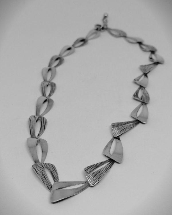 collier argent avec maillon plat vintage vers 1960