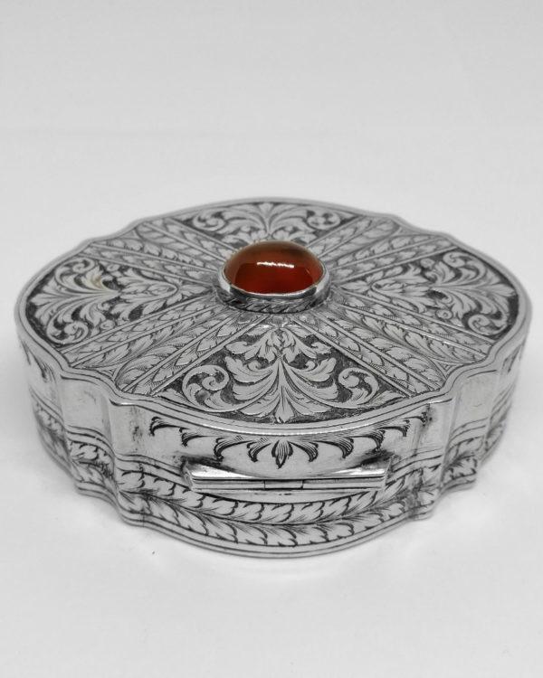 boîte argent massif avec décor riche de feuillages et cabochon d'agate vers 1900